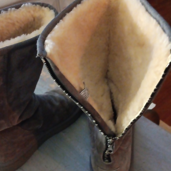 UGGS - Picture 4 of 5
